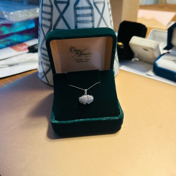 New never warn 10k gold heart pendant with pave diamonds. - Picture 3 of 4